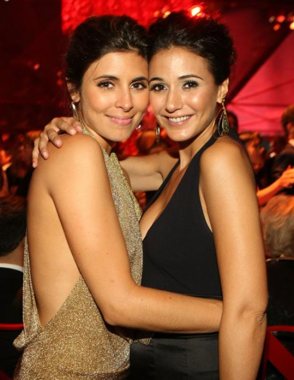 Plantureuse Emmanuelle Chriqui aux Emmy